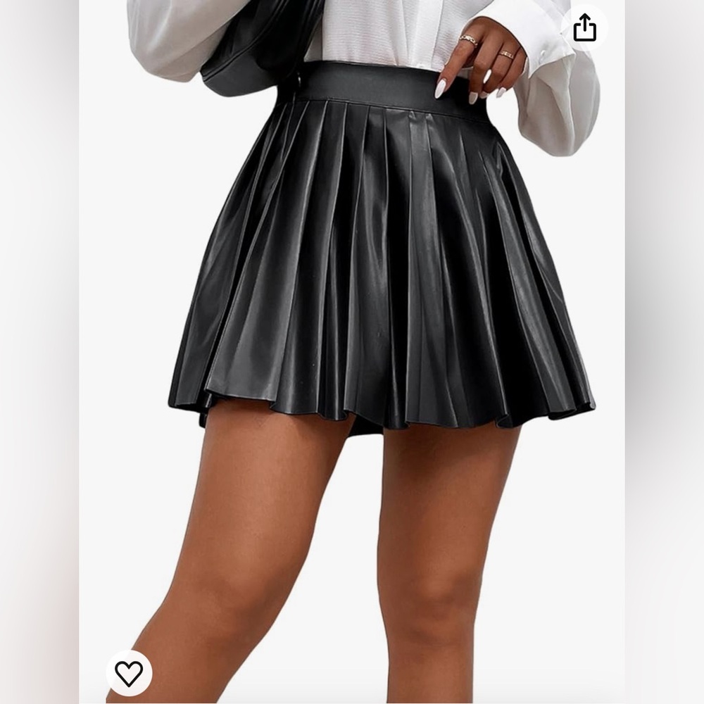 Le Lis Collection pleather pleated skirt size medium NWT